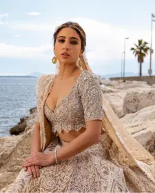 ज़रा हटके ज़रा बचके - प्यार और परिवार की एक रोमांटिक कॉमेडी फिल्म 1 Sara Ali Khan in the lead roles in zara hatke zara bachke