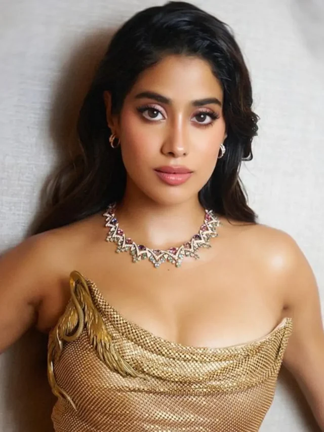 Janhvi Kapoor ने गोल्डन गाउन में बिखेरा जलवा: देखें 10 दिलकश लुक्स